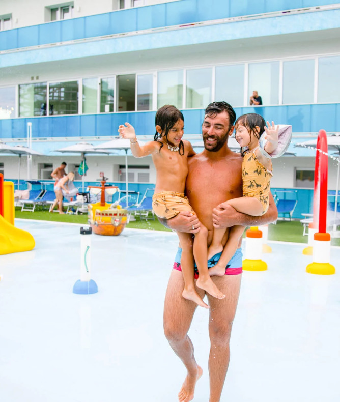 media.Slide-Piscina-4-CFH-TosiBeach