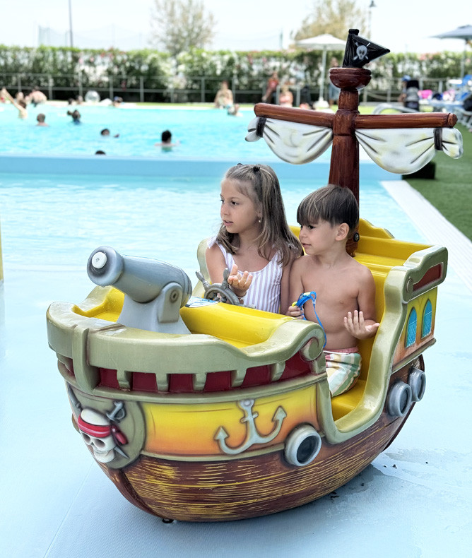 media.Gallery-Piscina_3CFH_TosiBeach